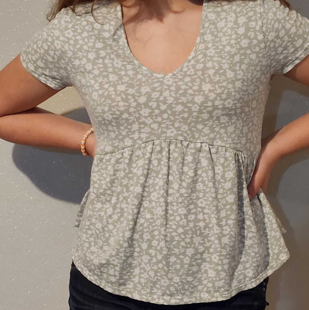 Large juniors green and white  floral top